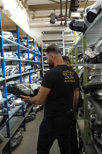 Fachmann prüft Karosserieteile im Lager von Louay Autoteile in Essen